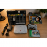 Detalhes originais da embalagem do PS One preservados ao longo dos anos. A parte traseira da caixa mostra artes cl�ssicas, especifica��es do console e jogos da �poca, refor�ando a autenticidade e o valor colecion�vel deste item vintage da Sony PlayStation.